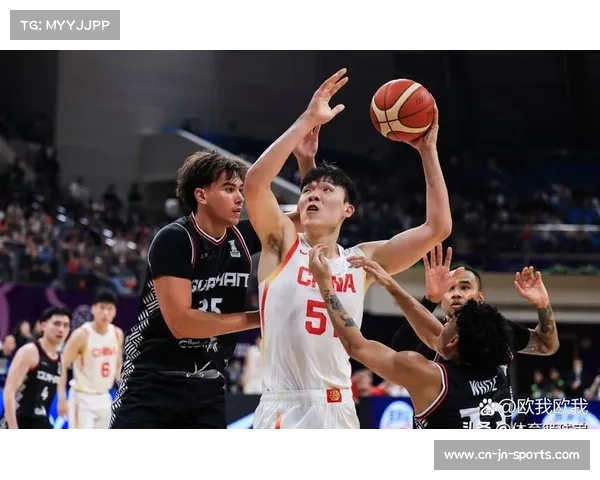 杨瀚森第三节三分球爆发展现进攻实力信心逐渐建立